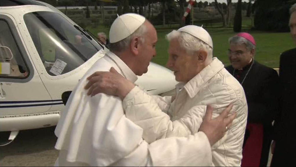El Papa Francisco y el Papa emérito Benedicto XVI se funden en un abrazo