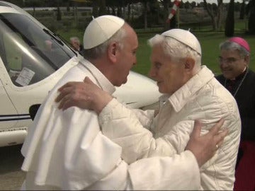El Papa Francisco y el Papa emérito Benedicto XVI se funden en un abrazo