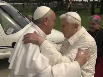 El Papa Francisco y el Papa emérito Benedicto XVI se funden en un abrazo El Papa Francisco y el Papa emérito Benedicto XVI se funden en un abrazo