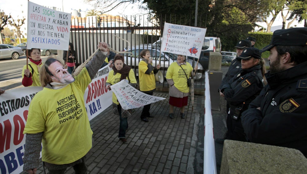 Afectados por las preferentes protestan frente a la Delegación del Gobierno de Galicia