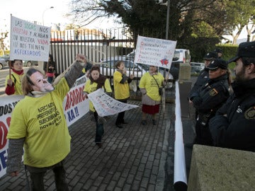 Afectados por las preferentes protestan frente a la Delegación del Gobierno de Galicia