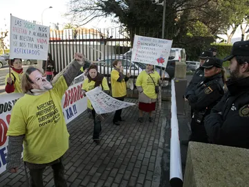 Afectados por las preferentes protestan frente a la Delegación del Gobierno de Galicia Afectados por las preferentes protestan frente a la Delegación del Gobierno de Galicia