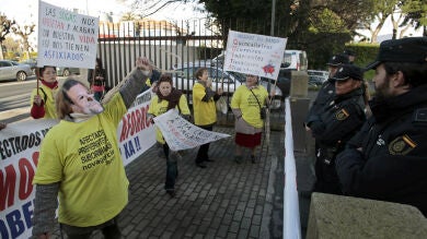 Los afectados por las preferentes protestan en el congreso provincial del PP en Pontevedra