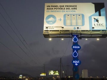 Un panel de publicidad transforma la humedad del aire en agua potable