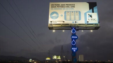 Un panel de publicidad convierte la humedad del aire en agua potable en Lima
