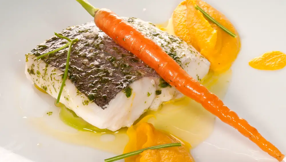Pescadilla al vapor con puré de zanahorias al curry