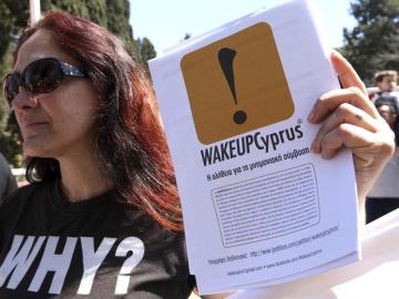 Manifestante durante una protesta en la jornada de fiesta nacional en Chipre
