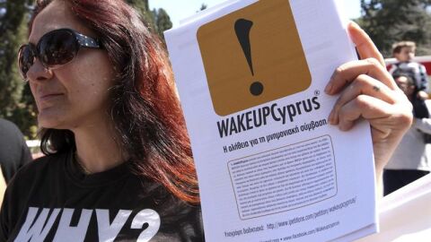 Manifestante durante una protesta en la jornada de fiesta nacional en Chipre