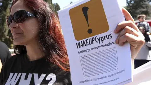 Manifestante durante una protesta en la jornada de fiesta nacional en Chipre Manifestante durante una protesta en la jornada de fiesta nacional en Chipre