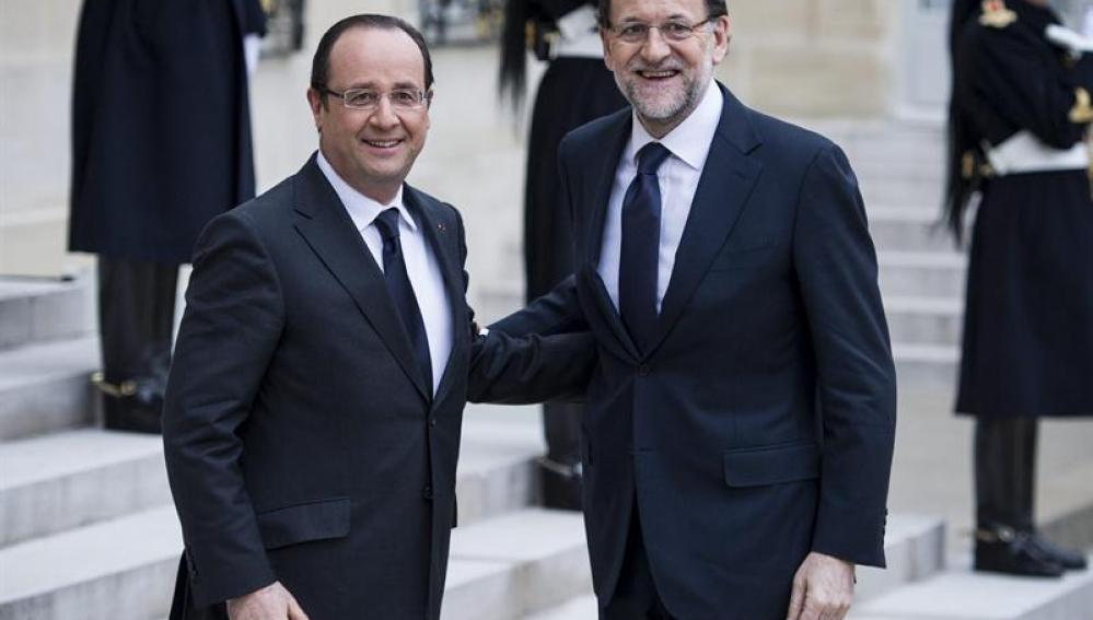 François Hollande y Mariano Rajoy posan para los medios antes de su reunión en París