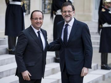 François Hollande y Mariano Rajoy posan para los medios antes de su reunión en París