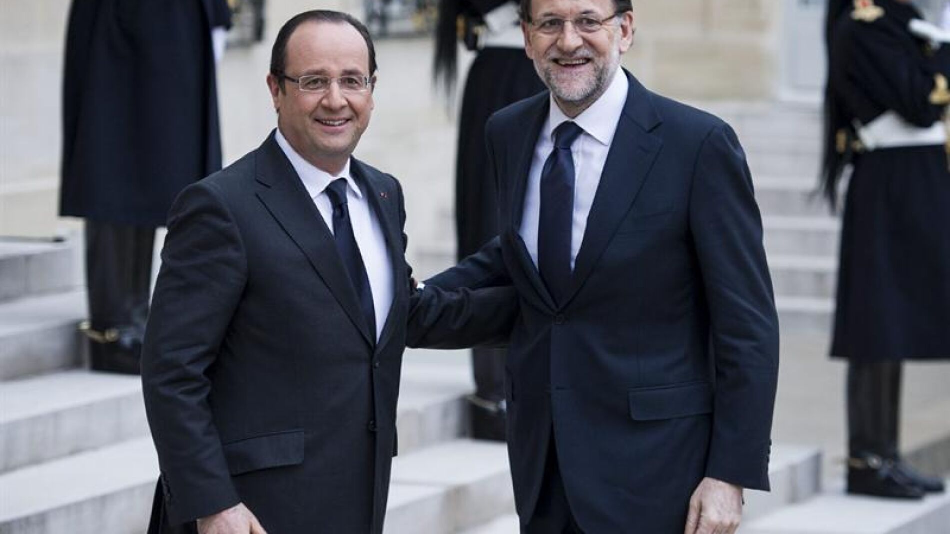 Fran&ccedil;ois Hollande y Mariano Rajoy posan para los medios antes de su reuni&oacute;n en Par&iacute;s