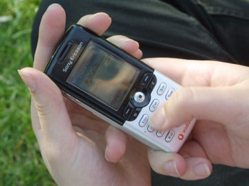 Un usuario envía un mensaje a través del teléfono móvil.