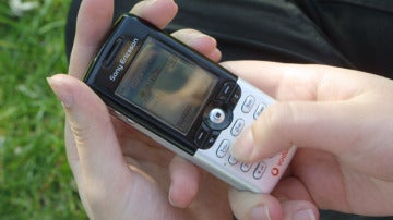 Un usuario envía un mensaje a través del teléfono móvil.