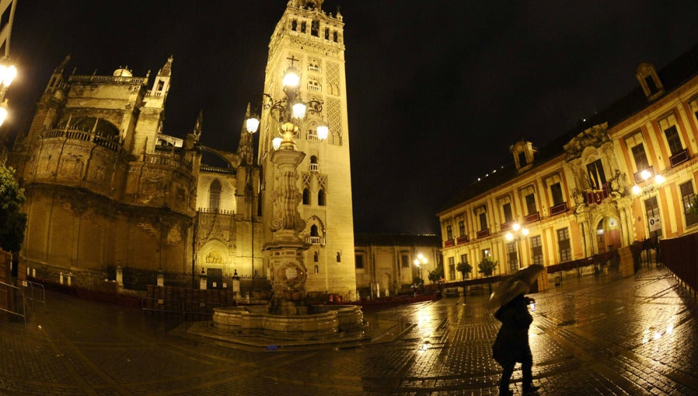 Una mujer se protege de la lluvia registrada en Sevilla