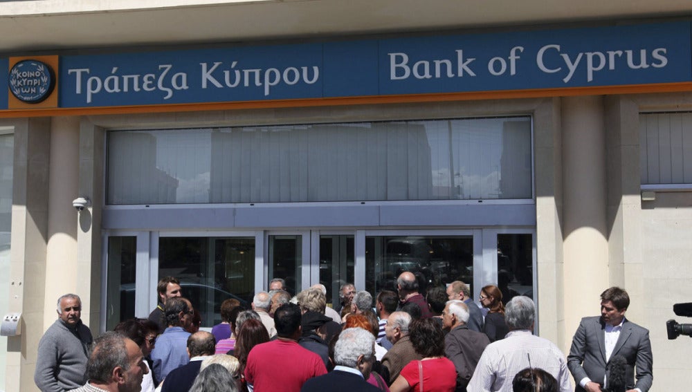 La gente acude a los bancos en su reapertura