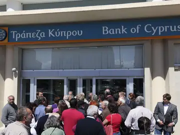La gente acude a los bancos en su reapertura La gente acude a los bancos en su reapertura