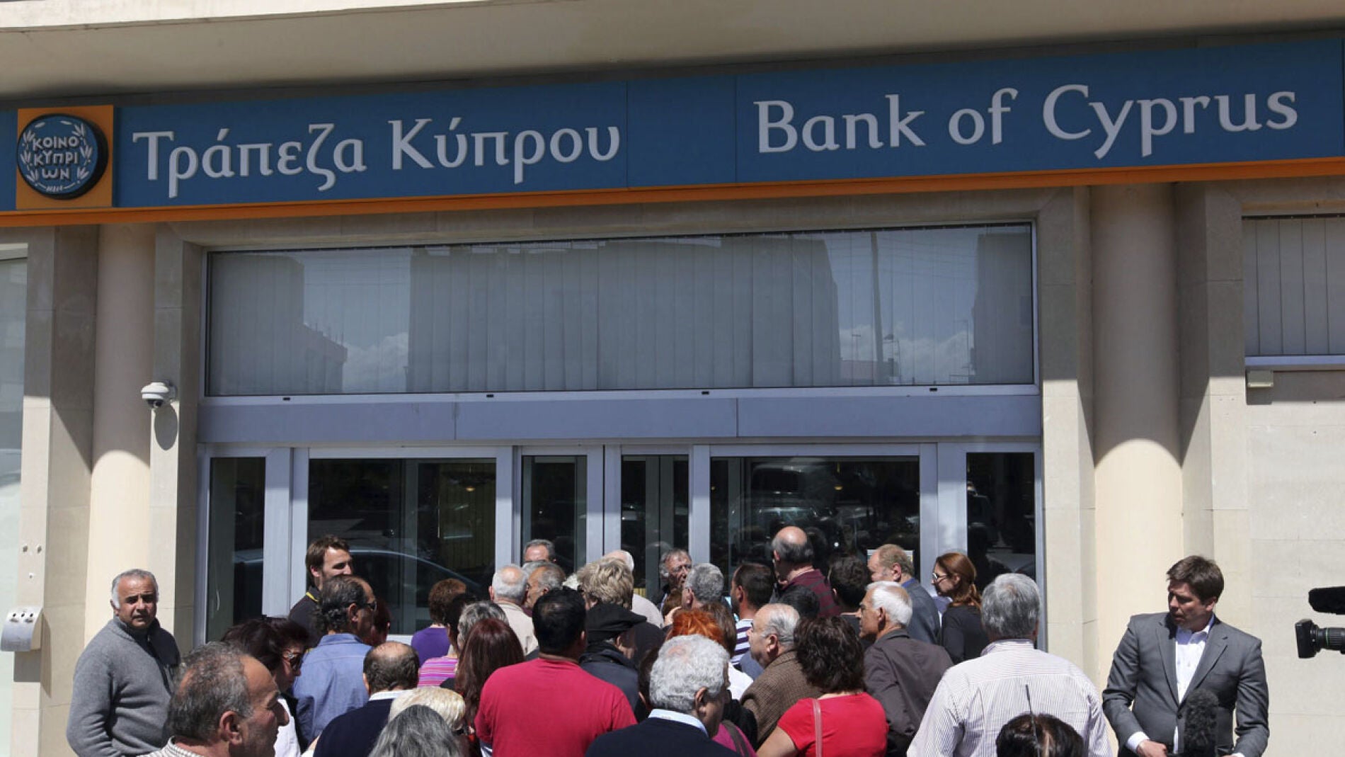 La gente acude a los bancos en su reapertura