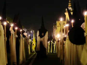 Un grupo de nazarenos en una procesión de la Semana Santa de Sevilla Un grupo de nazarenos en una procesión de la Semana Santa de Sevilla