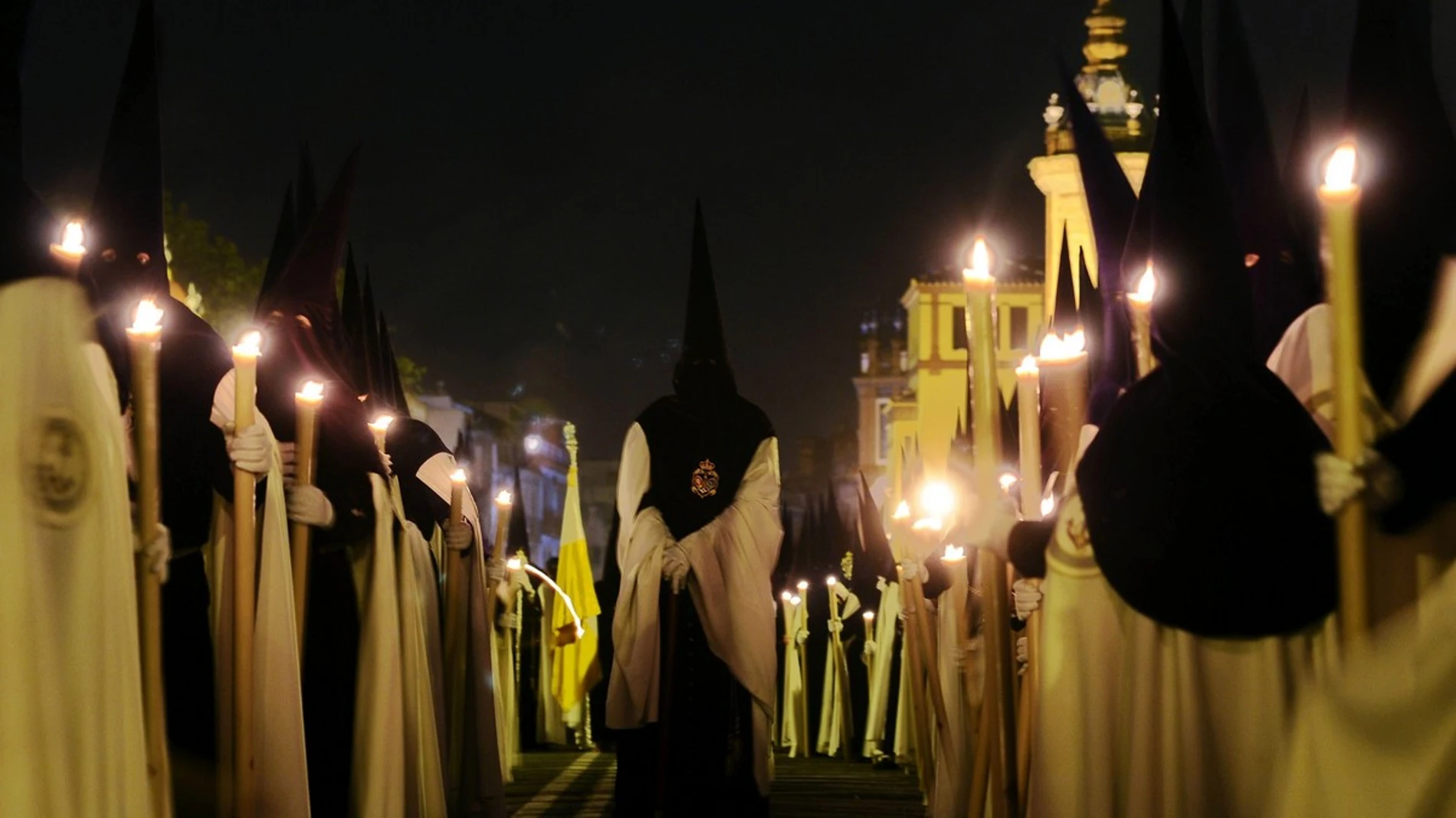 Un grupo de nazarenos en una procesión de la Semana Santa de Sevilla Un grupo de nazarenos en una procesión de la Semana Santa de Sevilla