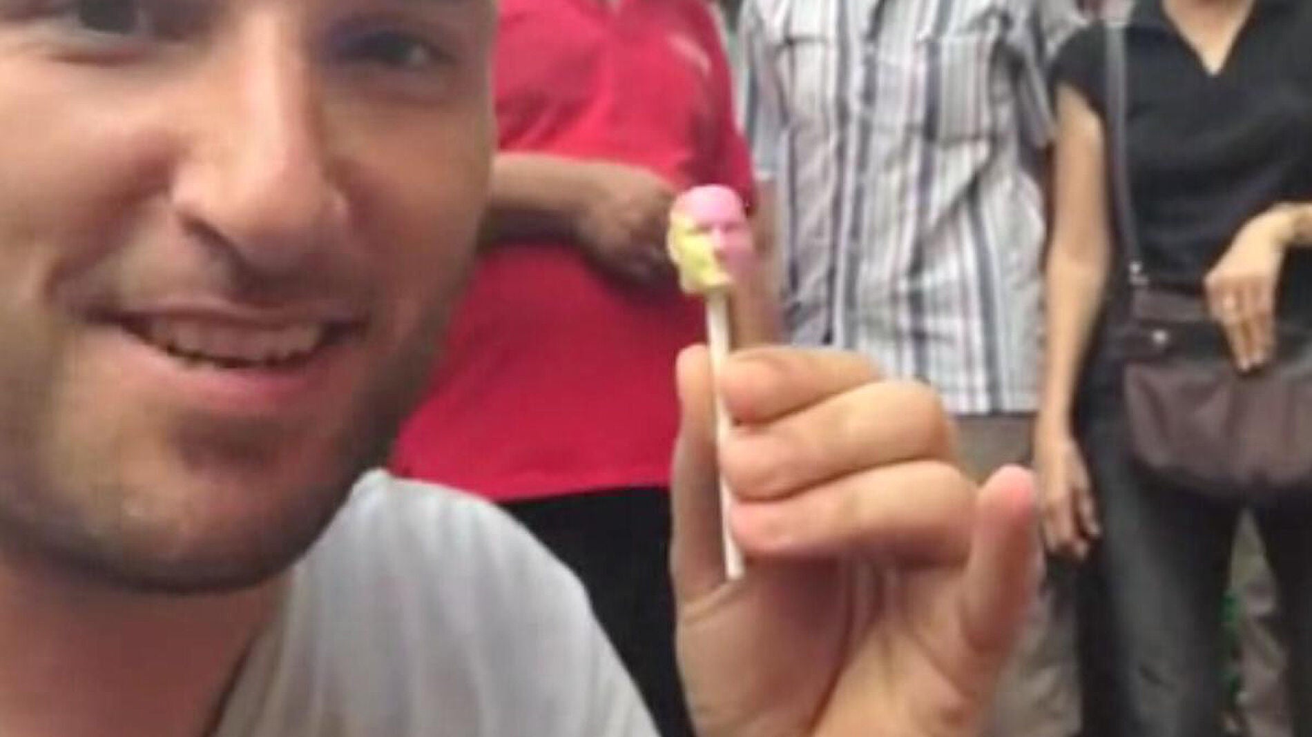 Un turista con su rostro esculpido en un Chupa Chups