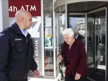 Una mujer sale de una sucursal de Laiki Bank, en Nicosia.