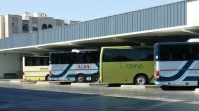 Los pasajeros de autobús bajan un 8,2% por el tren y el coche compartido