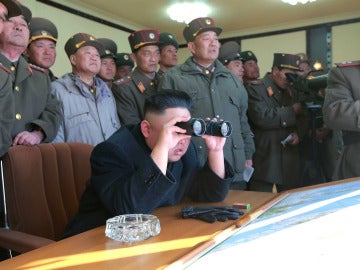 Kim Jong-un examina unas maniobras en Corea del Norte