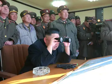 Kim Jong-un examina unas maniobras en Corea del Norte Kim Jong-un examina unas maniobras en Corea del Norte
