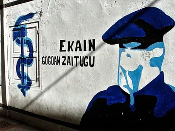 Mural que representa a un encapuchado en Hernani (Guipuzcoa). Mural que representa a un encapuchado en Hernani (Guipuzcoa).