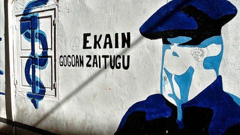 Mural que representa a un encapuchado en Hernani (Guipuzcoa).