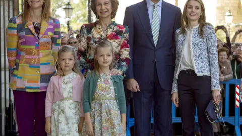 La reina, los príncipes y la infanta Elena en la misa de Pascua en Palma La reina, los príncipes y la infanta Elena en la misa de Pascua en Palma