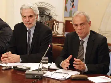 Ministro de Finanzas chipriota, Michael Sarris, junto al portavoz del Gobierno, Christos Stylianides Ministro de Finanzas chipriota, Michael Sarris, junto al portavoz del Gobierno, Christos Stylianides