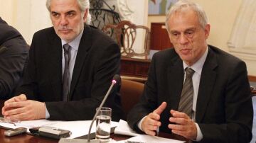 Ministro de Finanzas chipriota, Michael Sarris, junto al portavoz del Gobierno, Christos Stylianides