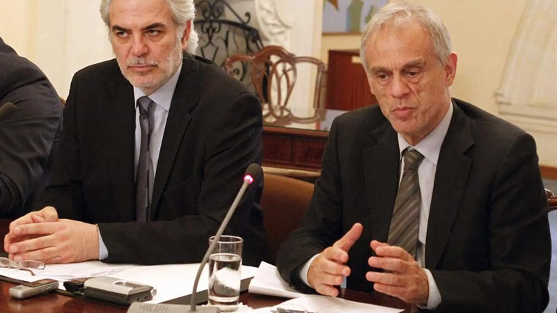 Ministro de Finanzas chipriota, Michael Sarris, junto al portavoz del Gobierno, Christos Stylianides Ministro de Finanzas chipriota, Michael Sarris, junto al portavoz del Gobierno, Christos Stylianides