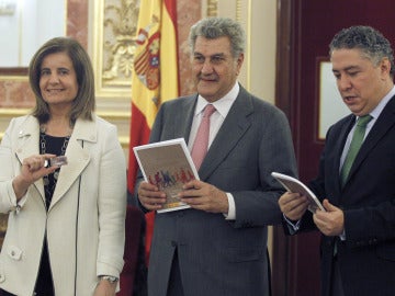 Báñez entrega a Posadas el informe sobre la evolución de las pensiones