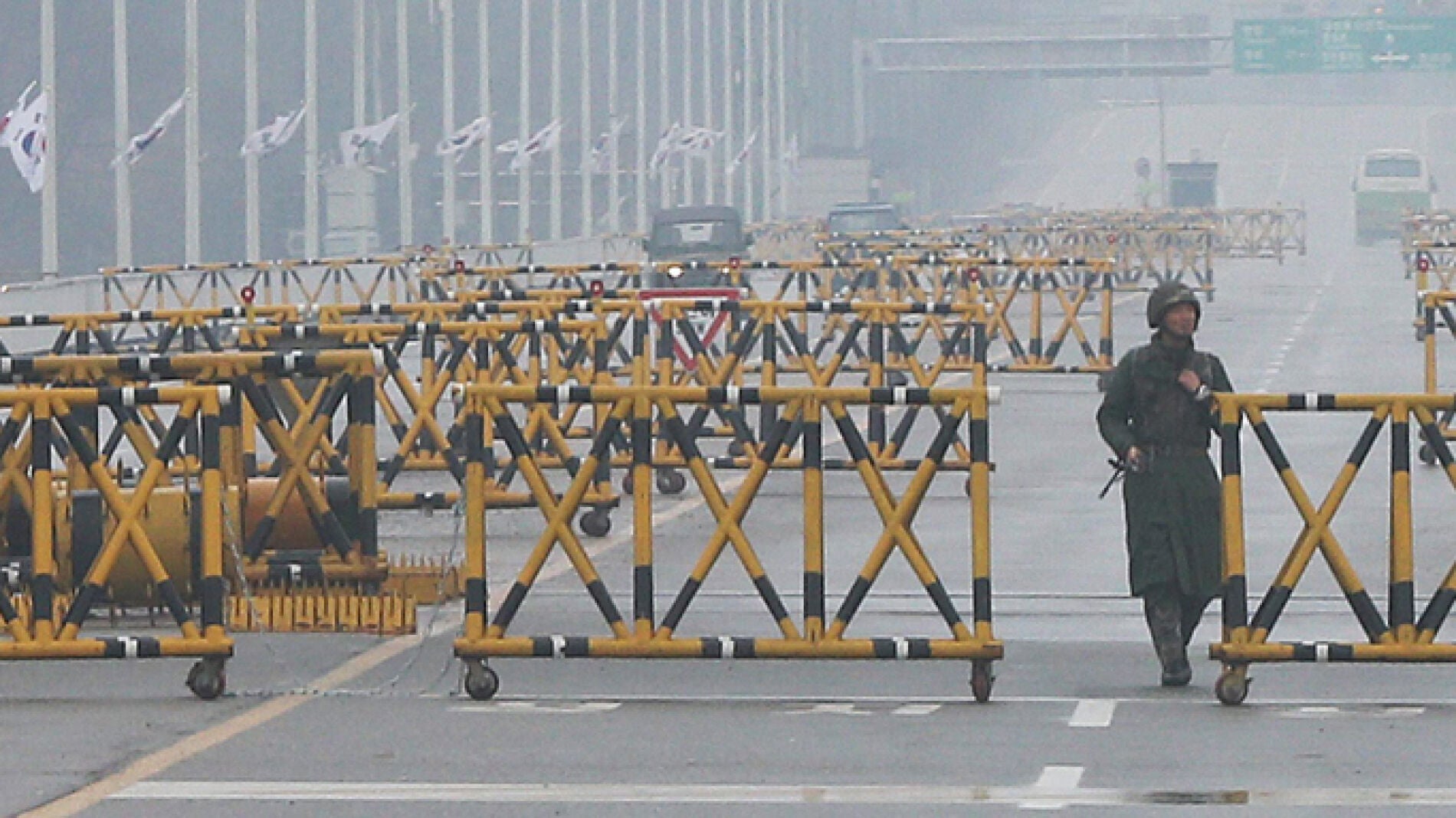 Un soldado cerca de la frontera en Paju, a unos 50 kil&oacute;metros de Se&uacute;l
