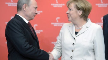 La canciller alemana, Angela Merkel, y el presidente ruso, Vladimir Putin