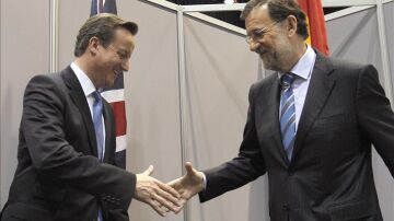 El presidente del Gobierno, Mariano Rajoy, saluda al primer ministro británico