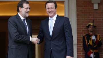Rajoy recibe en la Moncloa a David Cameron