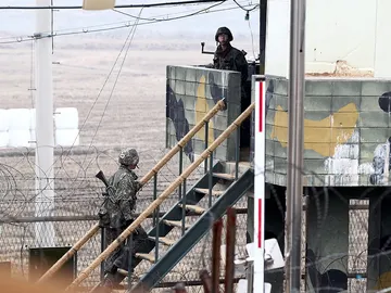 Soldados surcoreanos vigilan en un puesto de centinela en la Zona Desmilitarizada Soldados surcoreanos vigilan en un puesto de centinela en la Zona Desmilitarizada