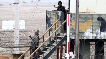 Soldados surcoreanos vigilan en un puesto de centinela en la Zona Desmilitarizada