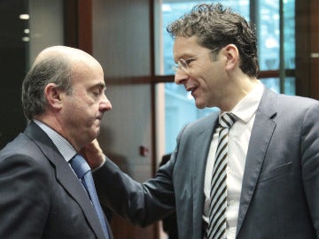 Luis de Guindos charla con el presidente del Eurogrupo, Jeroen Dijsselbloem