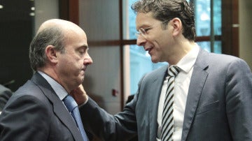 Luis de Guindos charla con el presidente del Eurogrupo, Jeroen Dijsselbloem