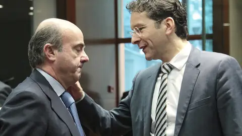 Luis de Guindos charla con el presidente del Eurogrupo, Jeroen Dijsselbloem Luis de Guindos charla con el presidente del Eurogrupo, Jeroen Dijsselbloem