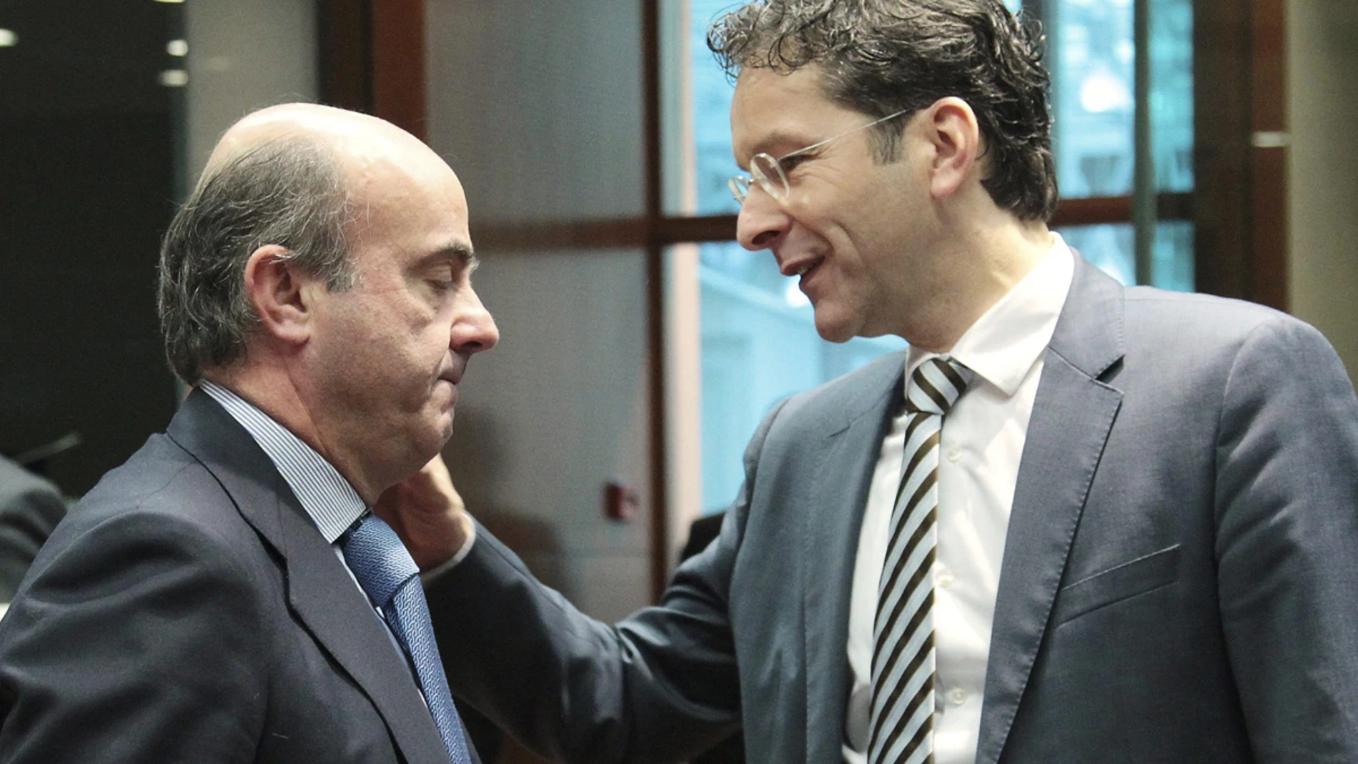Luis de Guindos charla con el presidente del Eurogrupo, Jeroen Dijsselbloem Luis de Guindos charla con el presidente del Eurogrupo, Jeroen Dijsselbloem