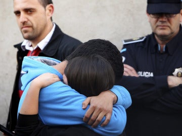 Familiares y amigos de las víctimas se abrazan a las afueras del domicilio Familiares y amigos de las víctimas se abrazan a las afueras del domicilio