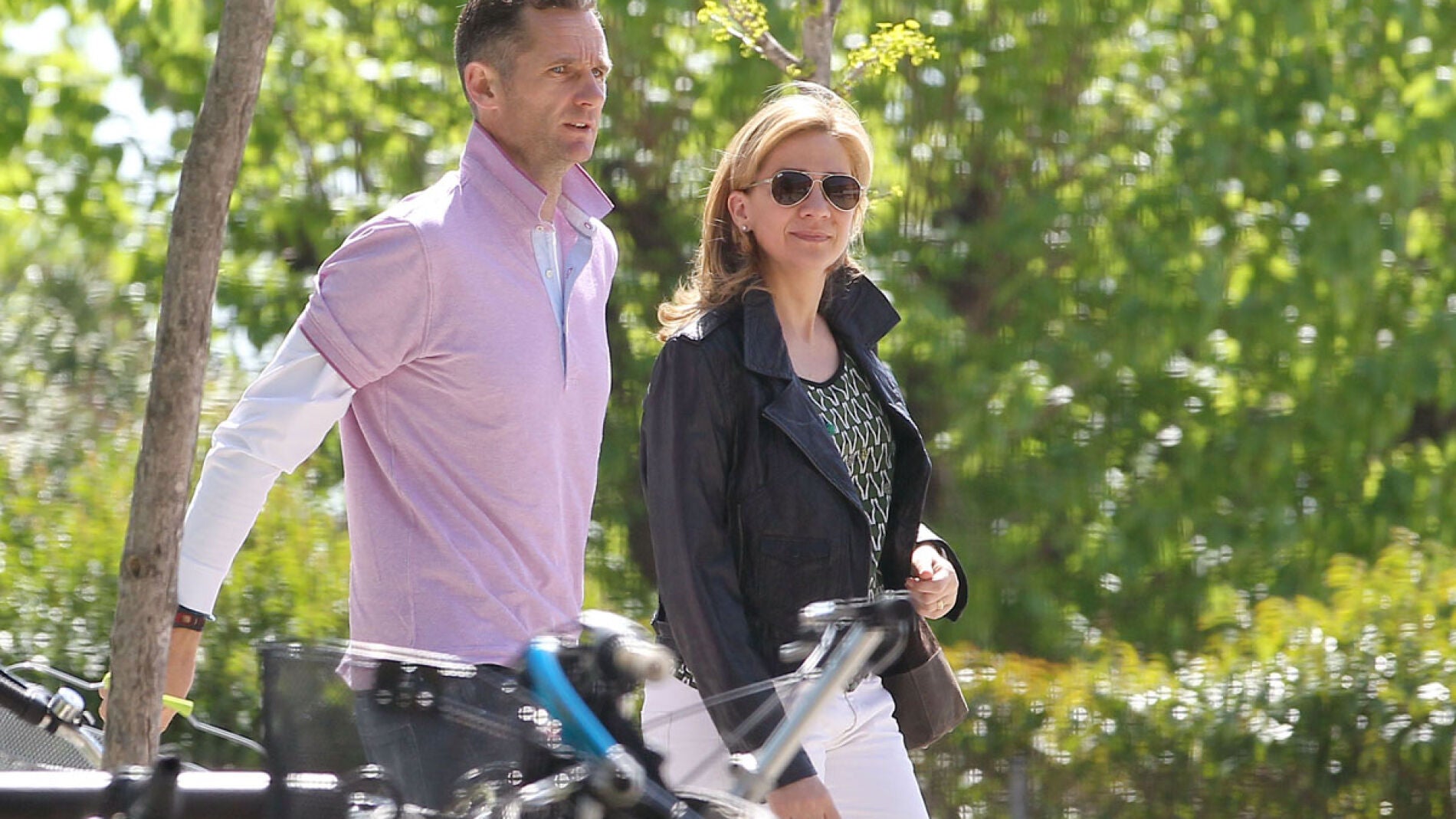 La Infanta Cristina e I&ntilde;aki Urdangar&iacute;n por las calles de Barcelona