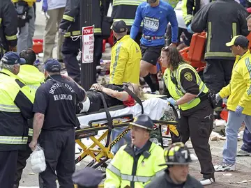 Rescatistas atendiendo a un herido después de una explosión Rescatistas atendiendo a un herido después de una explosión