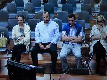 Isabel Pantoja sentada en el banquillo con Zaldívar Isabel Pantoja sentada en el banquillo con Zaldívar
